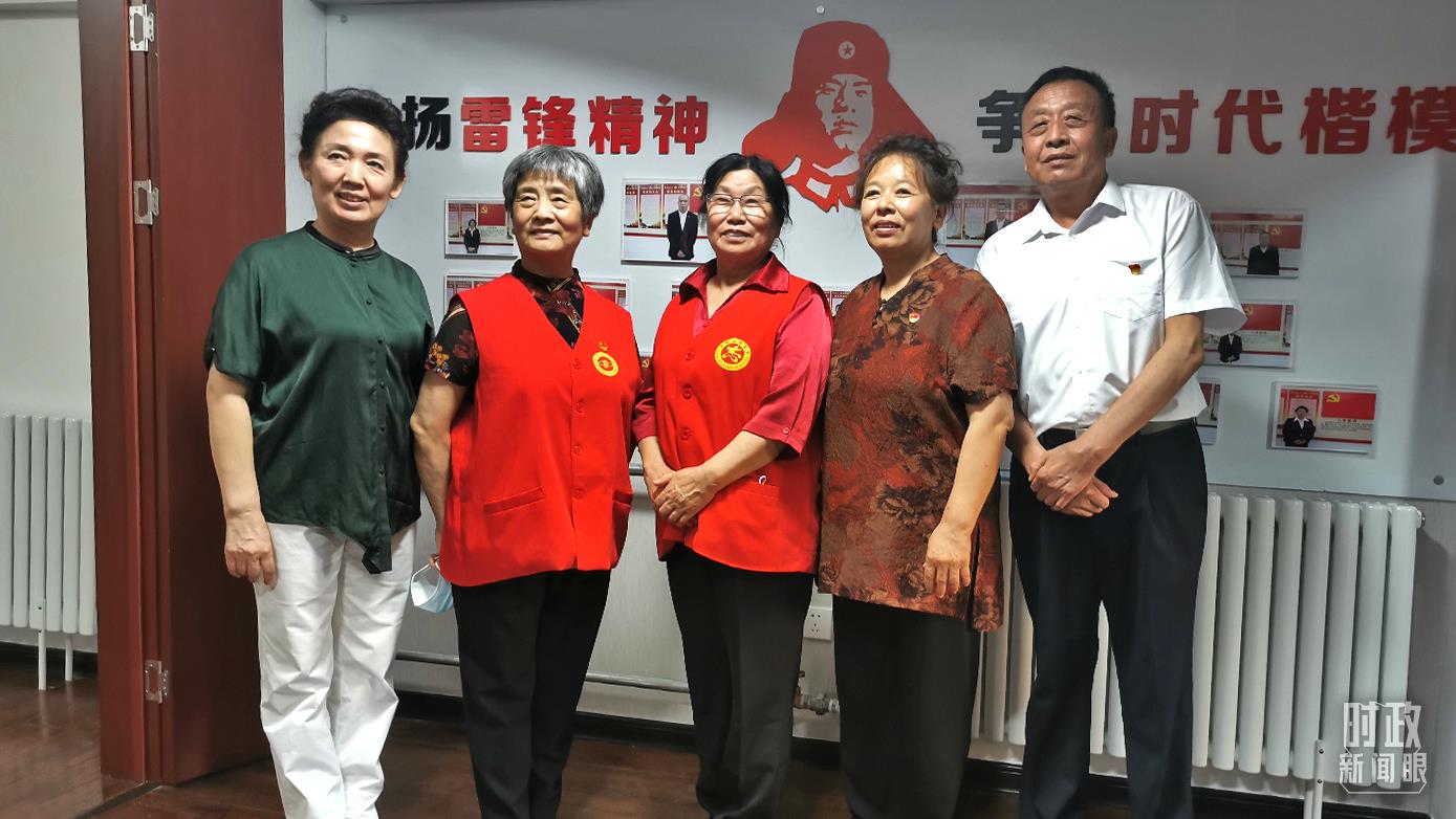 2021年8月，習(xí)近平到承德濱河社區(qū)居家養(yǎng)老服務(wù)中心調(diào)研。這是服務(wù)中心的志愿者代表。（總臺(tái)央視記者覃思拍攝）