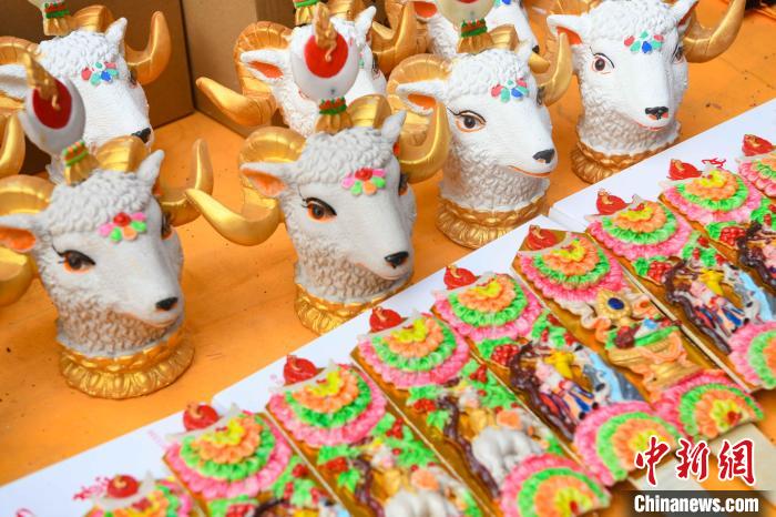 圖為拉薩市場(chǎng)上待售的吉祥羊頭。　貢嘎來(lái)松 攝