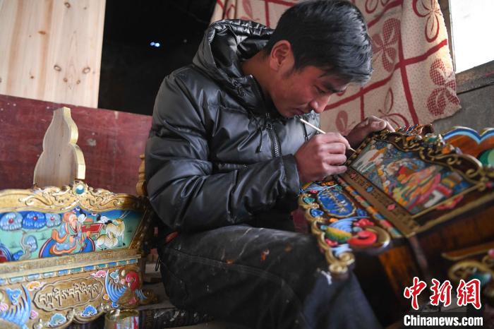圖為拉薩手藝人制作年貨“切瑪盒”?！∝暩聛?lái)松 攝