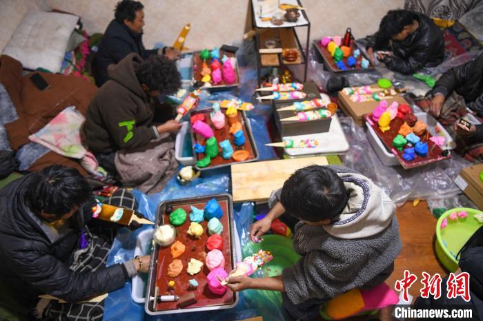 圖為拉薩手藝人制作年貨酥油花?！∝暩聛?lái)松 攝