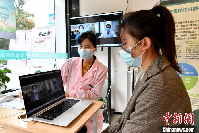 圖為社區(qū)居民遠(yuǎn)程問診?！蚊?攝