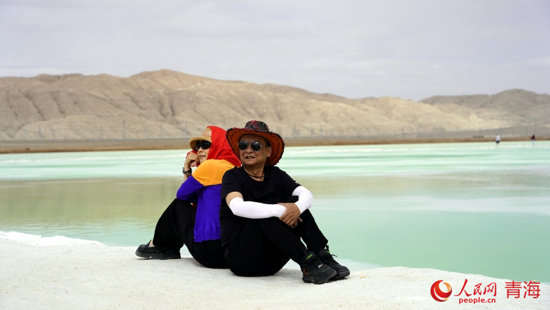 游客拍照“打卡”。人民網(wǎng) 況玉攝