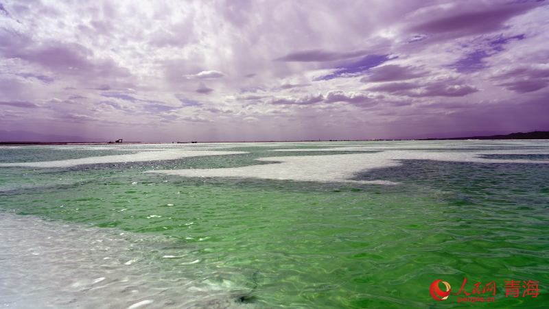 陽(yáng)光映照下的翡翠湖。人民網(wǎng) 況玉攝