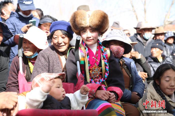 （新春走基層）歡歌笑語(yǔ)迎雙節(jié)西藏山南新春聯(lián)歡會(huì)熱鬧開(kāi)演