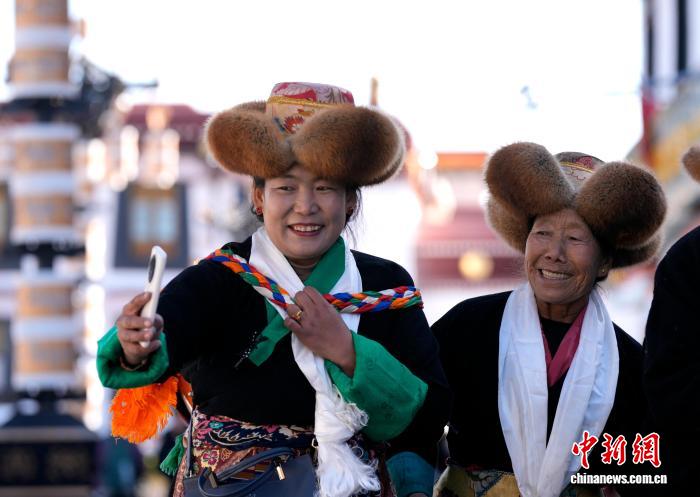 西藏拉薩婦女盛裝迎接“仙女節(jié)”